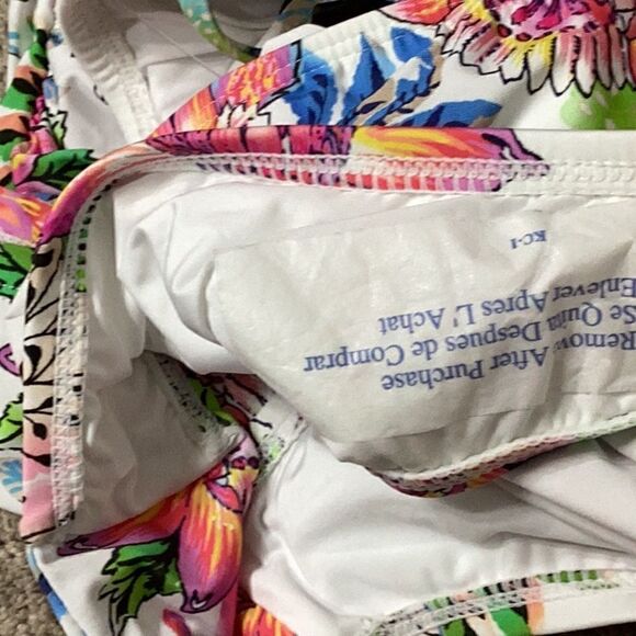 New. La Blanca floral Tankini set. Normally $189
8-top/10-bottom - Picture 15 of 15